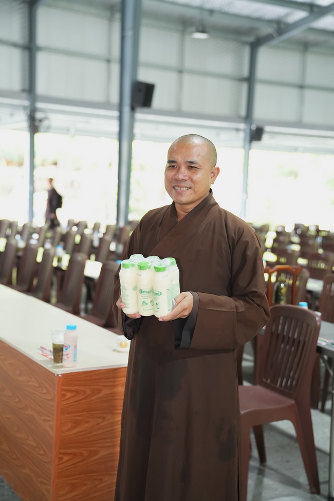 Gia đình Phật tử Ngọc Tồn phát tâm cúng dường 700 chai sữa chua lên men Thái Lan đến Học viện Phật giáo Việt Nam tại TP. Hồ Chí Minh (cơ sở 2, xã Bình Lợi) và chùa Thanh Tâm.