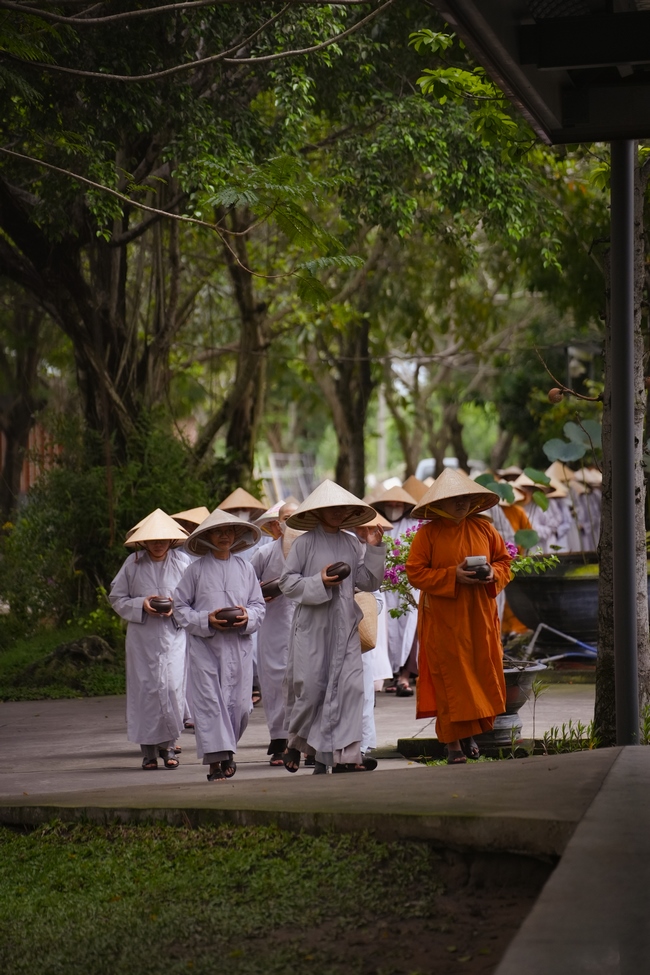Gia đình Phật tử Ngọc Tồn phát tâm cúng dường 700 chai sữa chua lên men Thái Lan đến Học viện Phật giáo Việt Nam tại TP. Hồ Chí Minh (cơ sở 2, xã Bình Lợi) và chùa Thanh Tâm.