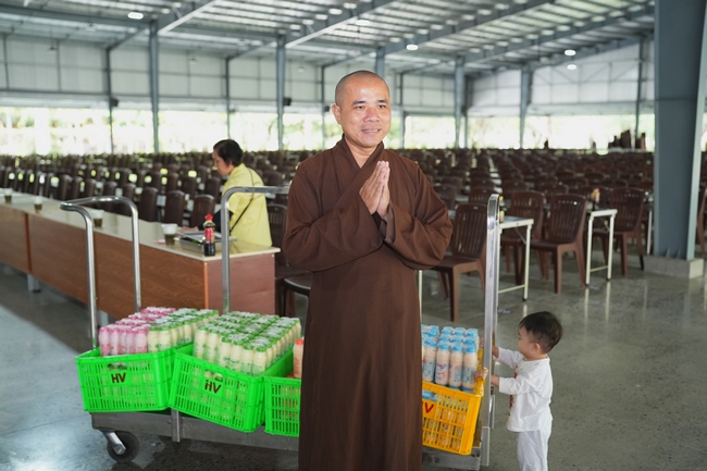 Gia đình Phật tử Ngọc Tồn phát tâm cúng dường 700 chai sữa chua lên men Thái Lan đến Học viện Phật giáo Việt Nam tại TP. Hồ Chí Minh (cơ sở 2, xã Bình Lợi) và chùa Thanh Tâm.