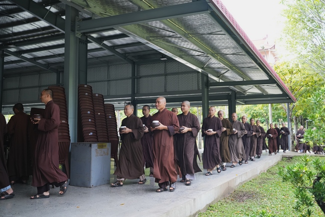 Gia đình Phật tử Ngọc Tồn phát tâm cúng dường 700 chai sữa chua lên men Thái Lan đến Học viện Phật giáo Việt Nam tại TP. Hồ Chí Minh (cơ sở 2, xã Bình Lợi) và chùa Thanh Tâm.