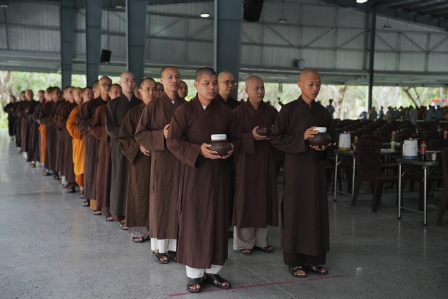Gia đình Phật tử Ngọc Tồn phát tâm cúng dường 700 chai sữa chua lên men Thái Lan đến Học viện Phật giáo Việt Nam tại TP. Hồ Chí Minh (cơ sở 2, xã Bình Lợi) và chùa Thanh Tâm.