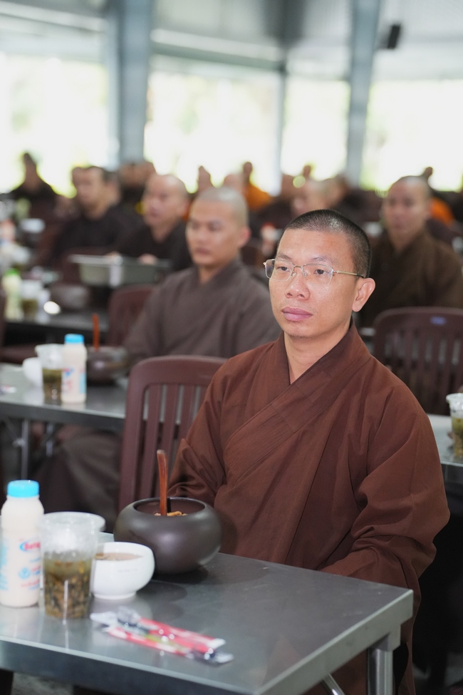 Gia đình Phật tử Ngọc Tồn phát tâm cúng dường 700 chai sữa chua lên men Thái Lan đến Học viện Phật giáo Việt Nam tại TP. Hồ Chí Minh (cơ sở 2, xã Bình Lợi) và chùa Thanh Tâm.