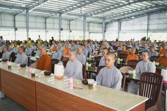 Gia đình Phật tử Ngọc Tồn phát tâm cúng dường 700 chai sữa chua lên men Thái Lan đến Học viện Phật giáo Việt Nam tại TP. Hồ Chí Minh (cơ sở 2, xã Bình Lợi) và chùa Thanh Tâm.
