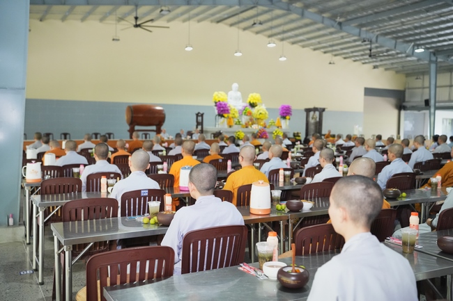 Gia đình Phật tử Ngọc Tồn phát tâm cúng dường 700 chai sữa chua lên men Thái Lan đến Học viện Phật giáo Việt Nam tại TP. Hồ Chí Minh (cơ sở 2, xã Bình Lợi) và chùa Thanh Tâm.