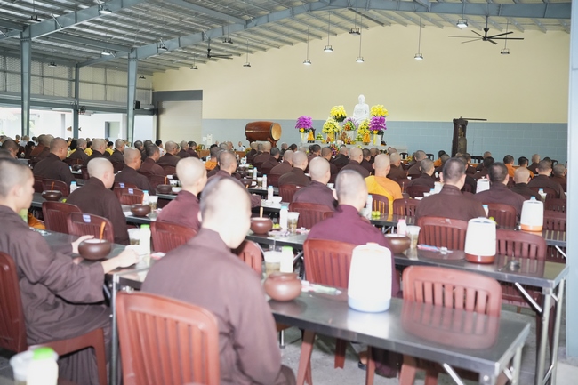 Gia đình Phật tử Ngọc Tồn phát tâm cúng dường 700 chai sữa chua lên men Thái Lan đến Học viện Phật giáo Việt Nam tại TP. Hồ Chí Minh (cơ sở 2, xã Bình Lợi) và chùa Thanh Tâm.