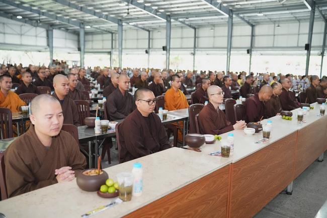 Gia đình Phật tử Ngọc Tồn phát tâm cúng dường 700 chai sữa chua lên men Thái Lan đến Học viện Phật giáo Việt Nam tại TP. Hồ Chí Minh (cơ sở 2, xã Bình Lợi) và chùa Thanh Tâm.
