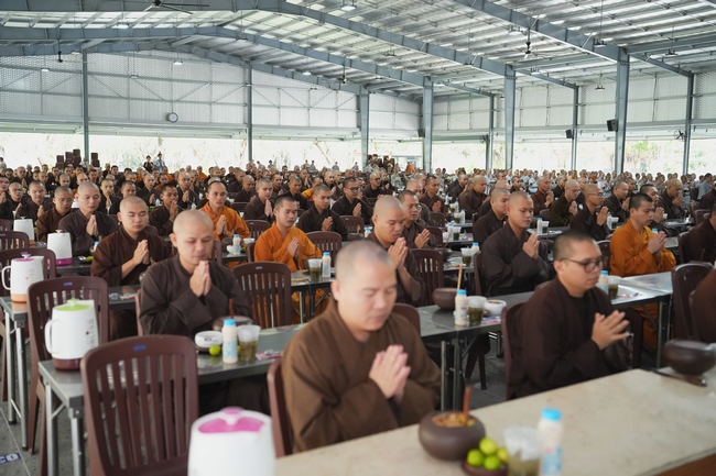 Gia đình Phật tử Ngọc Tồn phát tâm cúng dường 700 chai sữa chua lên men Thái Lan đến Học viện Phật giáo Việt Nam tại TP. Hồ Chí Minh (cơ sở 2, xã Bình Lợi) và chùa Thanh Tâm.