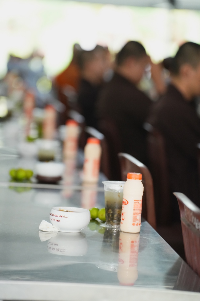 Gia đình Phật tử Ngọc Tồn phát tâm cúng dường 700 chai sữa chua lên men Thái Lan đến Học viện Phật giáo Việt Nam tại TP. Hồ Chí Minh (cơ sở 2, xã Bình Lợi) và chùa Thanh Tâm.