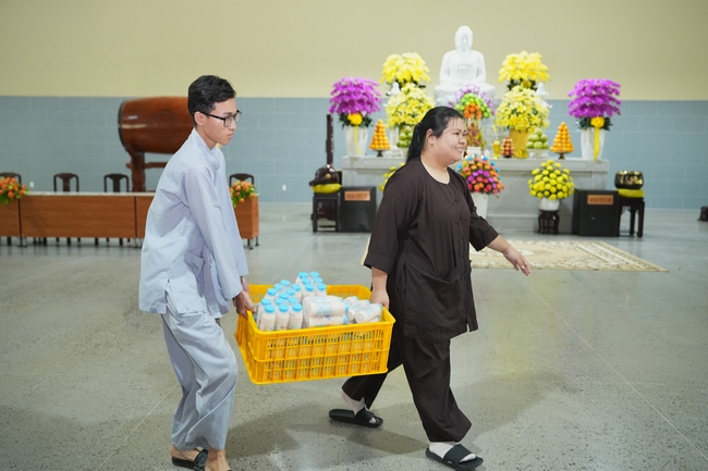 Gia đình Phật tử Ngọc Tồn phát tâm cúng dường 700 chai sữa chua lên men Thái Lan đến Học viện Phật giáo Việt Nam tại TP. Hồ Chí Minh (cơ sở 2, xã Bình Lợi) và chùa Thanh Tâm.