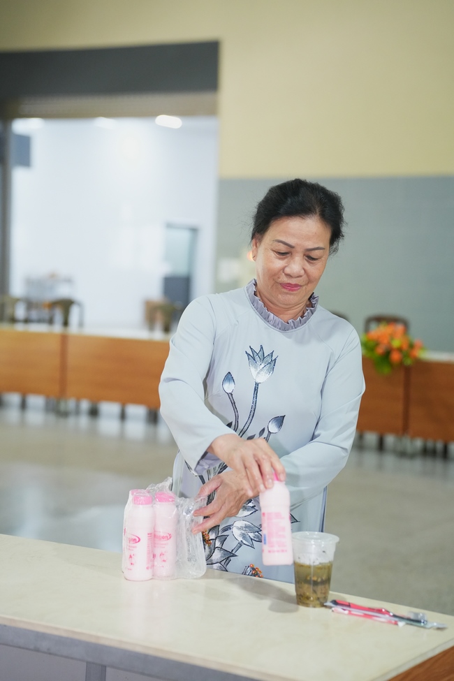 Gia đình Phật tử Ngọc Tồn phát tâm cúng dường 700 chai sữa chua lên men Thái Lan đến Học viện Phật giáo Việt Nam tại TP. Hồ Chí Minh (cơ sở 2, xã Bình Lợi) và chùa Thanh Tâm.