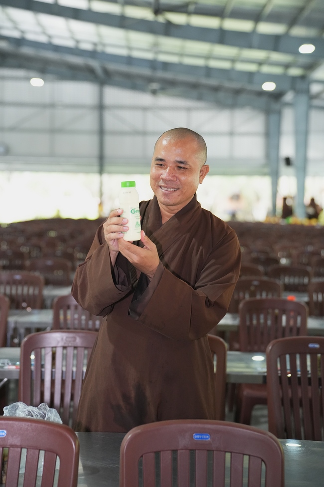 Gia đình Phật tử Ngọc Tồn phát tâm cúng dường 700 chai sữa chua lên men Thái Lan đến Học viện Phật giáo Việt Nam tại TP. Hồ Chí Minh (cơ sở 2, xã Bình Lợi) và chùa Thanh Tâm.
