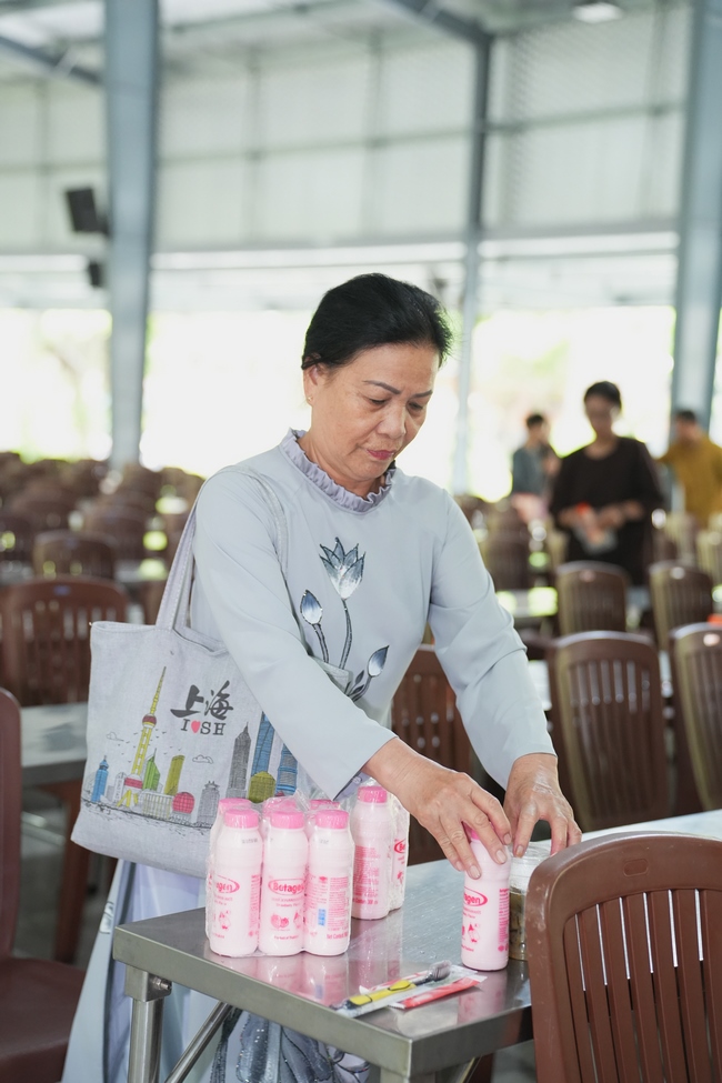 Gia đình Phật tử Ngọc Tồn phát tâm cúng dường 700 chai sữa chua lên men Thái Lan đến Học viện Phật giáo Việt Nam tại TP. Hồ Chí Minh (cơ sở 2, xã Bình Lợi) và chùa Thanh Tâm.