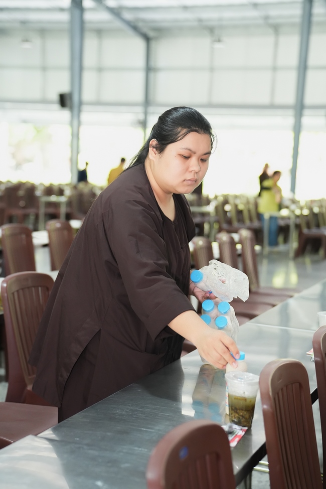Gia đình Phật tử Ngọc Tồn phát tâm cúng dường 700 chai sữa chua lên men Thái Lan đến Học viện Phật giáo Việt Nam tại TP. Hồ Chí Minh (cơ sở 2, xã Bình Lợi) và chùa Thanh Tâm.