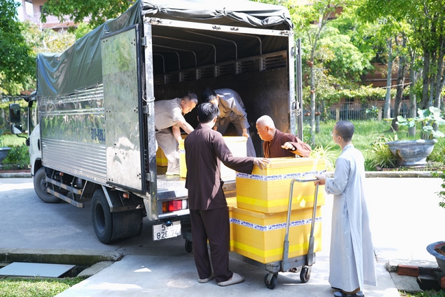Gia đình Phật tử Diệu Thọ, Đồng Thì phát tâm cúng dường 700 phần sữa chua nếp cẩm và sữa hạt sen đến Học viện Phật giáo Việt Nam tại TP. Hồ Chí Minh (cơ sở 2, xã Bình Lợi) và chùa Thanh Tâm.