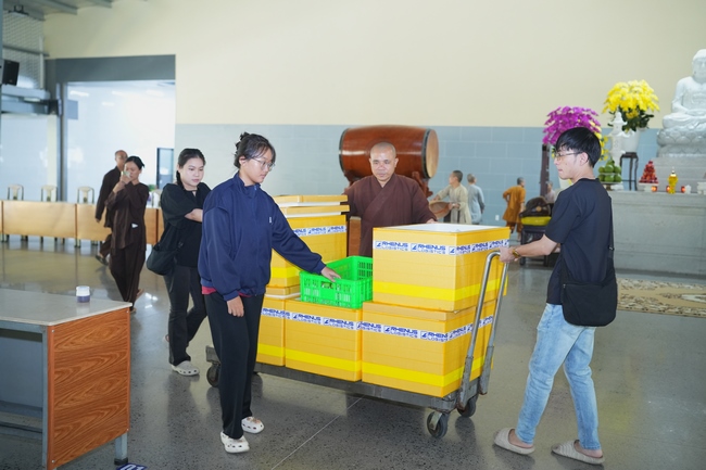 Gia đình Phật tử Diệu Thọ, Đồng Thì phát tâm cúng dường 700 phần sữa chua nếp cẩm và sữa hạt sen đến Học viện Phật giáo Việt Nam tại TP. Hồ Chí Minh (cơ sở 2, xã Bình Lợi) và chùa Thanh Tâm.