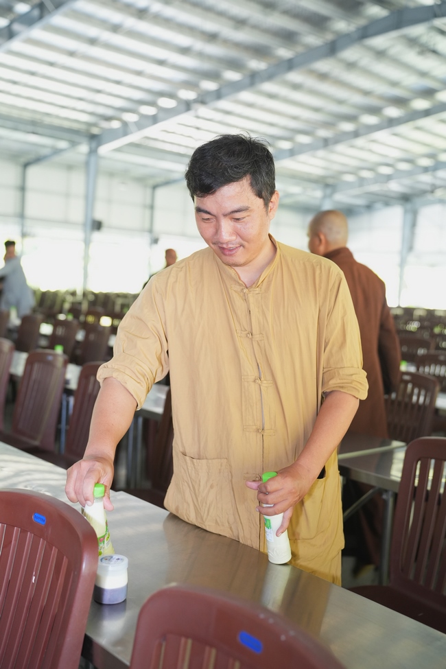 Gia đình Phật tử Diệu Thọ, Đồng Thì phát tâm cúng dường 700 phần sữa chua nếp cẩm và sữa hạt sen đến Học viện Phật giáo Việt Nam tại TP. Hồ Chí Minh (cơ sở 2, xã Bình Lợi) và chùa Thanh Tâm.