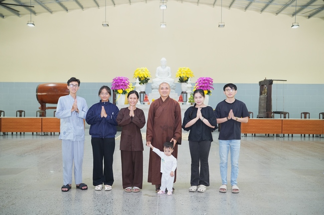 Gia đình Phật tử Diệu Thọ, Đồng Thì phát tâm cúng dường 700 phần sữa chua nếp cẩm và sữa hạt sen đến Học viện Phật giáo Việt Nam tại TP. Hồ Chí Minh (cơ sở 2, xã Bình Lợi) và chùa Thanh Tâm.