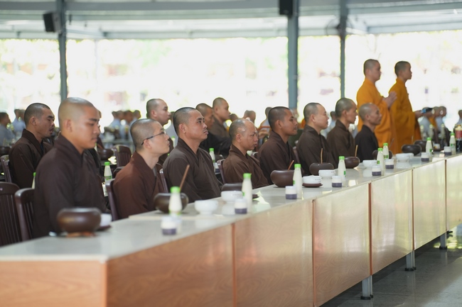 Gia đình Phật tử Diệu Thọ, Đồng Thì phát tâm cúng dường 700 phần sữa chua nếp cẩm và sữa hạt sen đến Học viện Phật giáo Việt Nam tại TP. Hồ Chí Minh (cơ sở 2, xã Bình Lợi) và chùa Thanh Tâm.