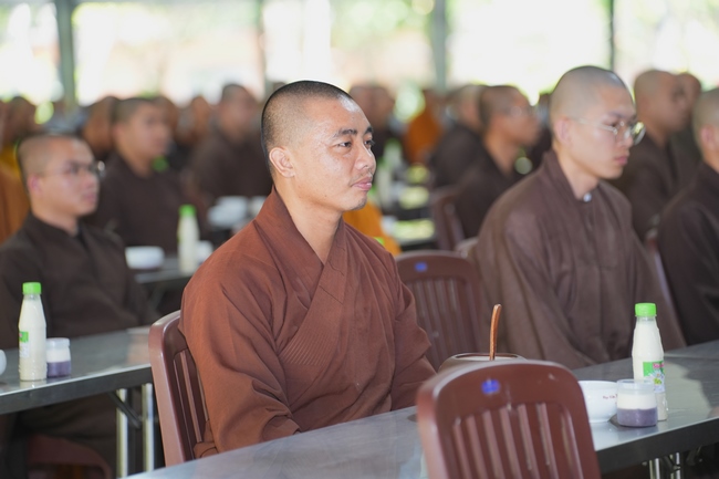 Gia đình Phật tử Diệu Thọ, Đồng Thì phát tâm cúng dường 700 phần sữa chua nếp cẩm và sữa hạt sen đến Học viện Phật giáo Việt Nam tại TP. Hồ Chí Minh (cơ sở 2, xã Bình Lợi) và chùa Thanh Tâm.