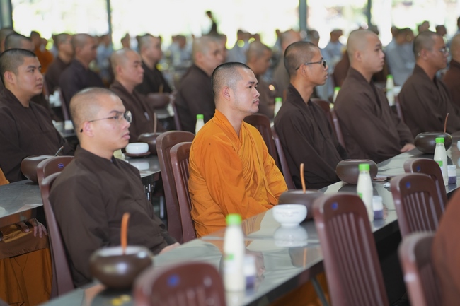 Gia đình Phật tử Diệu Thọ, Đồng Thì phát tâm cúng dường 700 phần sữa chua nếp cẩm và sữa hạt sen đến Học viện Phật giáo Việt Nam tại TP. Hồ Chí Minh (cơ sở 2, xã Bình Lợi) và chùa Thanh Tâm.