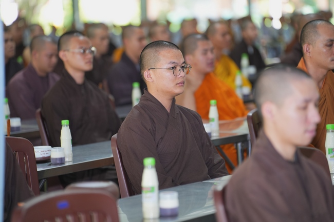 Gia đình Phật tử Diệu Thọ, Đồng Thì phát tâm cúng dường 700 phần sữa chua nếp cẩm và sữa hạt sen đến Học viện Phật giáo Việt Nam tại TP. Hồ Chí Minh (cơ sở 2, xã Bình Lợi) và chùa Thanh Tâm.