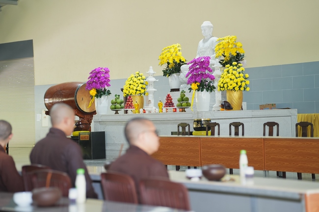 Gia đình Phật tử Diệu Thọ, Đồng Thì phát tâm cúng dường 700 phần sữa chua nếp cẩm và sữa hạt sen đến Học viện Phật giáo Việt Nam tại TP. Hồ Chí Minh (cơ sở 2, xã Bình Lợi) và chùa Thanh Tâm.