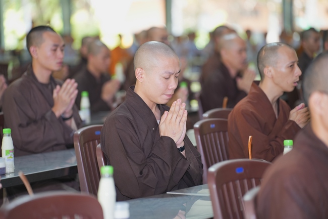 Gia đình Phật tử Diệu Thọ, Đồng Thì phát tâm cúng dường 700 phần sữa chua nếp cẩm và sữa hạt sen đến Học viện Phật giáo Việt Nam tại TP. Hồ Chí Minh (cơ sở 2, xã Bình Lợi) và chùa Thanh Tâm.