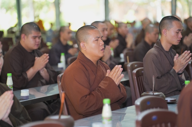 Gia đình Phật tử Diệu Thọ, Đồng Thì phát tâm cúng dường 700 phần sữa chua nếp cẩm và sữa hạt sen đến Học viện Phật giáo Việt Nam tại TP. Hồ Chí Minh (cơ sở 2, xã Bình Lợi) và chùa Thanh Tâm.