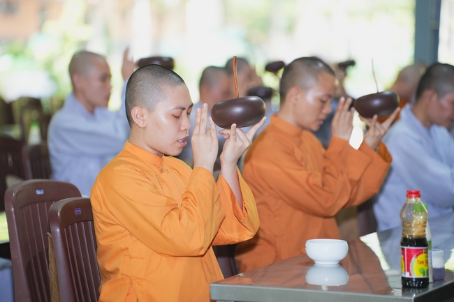 Gia đình Phật tử Diệu Thọ, Đồng Thì phát tâm cúng dường 700 phần sữa chua nếp cẩm và sữa hạt sen đến Học viện Phật giáo Việt Nam tại TP. Hồ Chí Minh (cơ sở 2, xã Bình Lợi) và chùa Thanh Tâm.