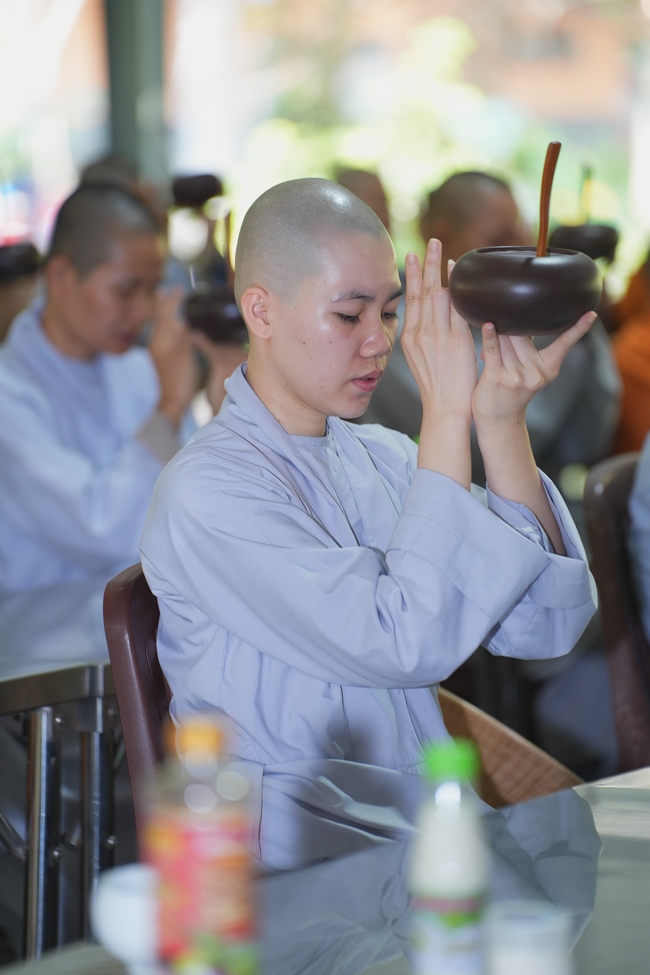 Gia đình Phật tử Diệu Thọ, Đồng Thì phát tâm cúng dường 700 phần sữa chua nếp cẩm và sữa hạt sen đến Học viện Phật giáo Việt Nam tại TP. Hồ Chí Minh (cơ sở 2, xã Bình Lợi) và chùa Thanh Tâm.