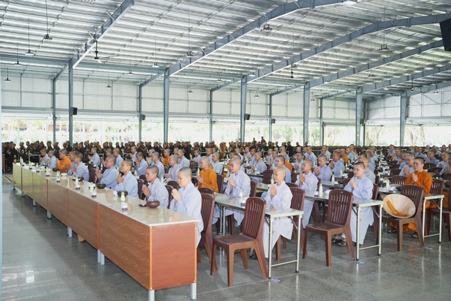 Gia đình Phật tử Diệu Thọ, Đồng Thì phát tâm cúng dường 700 phần sữa chua nếp cẩm và sữa hạt sen đến Học viện Phật giáo Việt Nam tại TP. Hồ Chí Minh (cơ sở 2, xã Bình Lợi) và chùa Thanh Tâm.