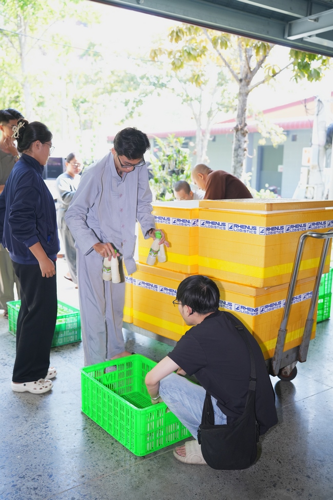 Gia đình Phật tử Diệu Thọ, Đồng Thì phát tâm cúng dường 700 phần sữa chua nếp cẩm và sữa hạt sen đến Học viện Phật giáo Việt Nam tại TP. Hồ Chí Minh (cơ sở 2, xã Bình Lợi) và chùa Thanh Tâm.
