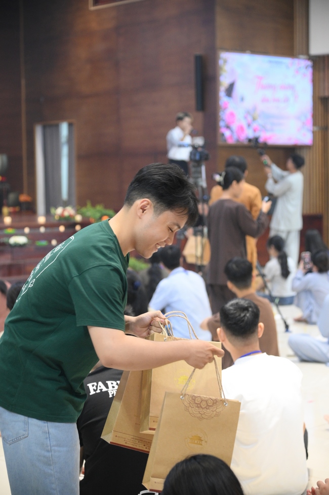 BUỔI TOẠ ĐÀM “THƯƠNG NHỮNG ĐÓA HOA ĐỜI” TRƯỚC THỀM KHÓA TU “SINH VIÊN HƯỚNG VỀ PHẬT PHÁP”.