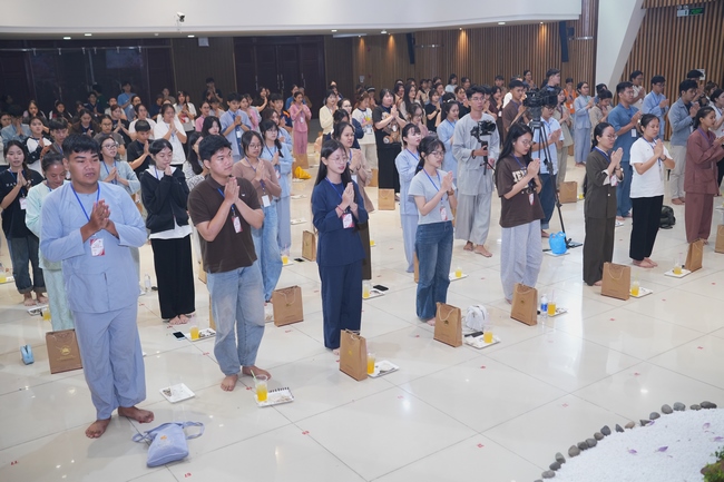 BUỔI TOẠ ĐÀM “THƯƠNG NHỮNG ĐÓA HOA ĐỜI” TRƯỚC THỀM KHÓA TU “SINH VIÊN HƯỚNG VỀ PHẬT PHÁP”.
