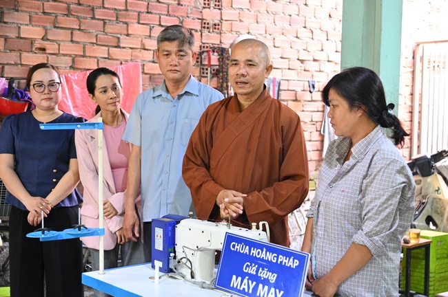 Chương trình từ thiện “Phương tiện nghĩa tình”.