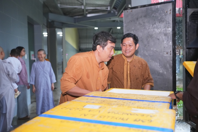 Gia đình Phật tử Liên Huệ, Liên Hương, Liên Thúy, Liên Vy phát tâm cúng dường 700 chai sữa chua và 700 hộp đậu hũ non Singapore đến Học viện Phật giáo Việt Nam tại TP. Hồ Chí Minh (cơ sở 2, xã Bình Lợi) và chùa Thanh Tâm.