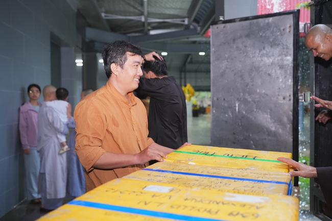 Gia đình Phật tử Liên Huệ, Liên Hương, Liên Thúy, Liên Vy phát tâm cúng dường 700 chai sữa chua và 700 hộp đậu hũ non Singapore đến Học viện Phật giáo Việt Nam tại TP. Hồ Chí Minh (cơ sở 2, xã Bình Lợi) và chùa Thanh Tâm.