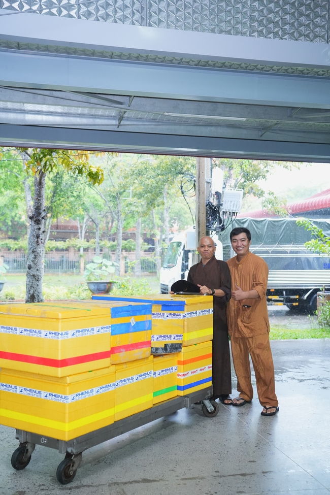 Gia đình Phật tử Liên Huệ, Liên Hương, Liên Thúy, Liên Vy phát tâm cúng dường 700 chai sữa chua và 700 hộp đậu hũ non Singapore đến Học viện Phật giáo Việt Nam tại TP. Hồ Chí Minh (cơ sở 2, xã Bình Lợi) và chùa Thanh Tâm.