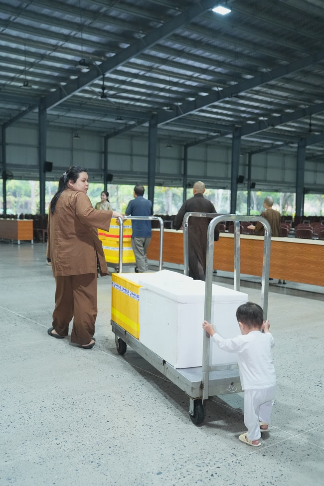 Gia đình Phật tử Liên Huệ, Liên Hương, Liên Thúy, Liên Vy phát tâm cúng dường 700 chai sữa chua và 700 hộp đậu hũ non Singapore đến Học viện Phật giáo Việt Nam tại TP. Hồ Chí Minh (cơ sở 2, xã Bình Lợi) và chùa Thanh Tâm.