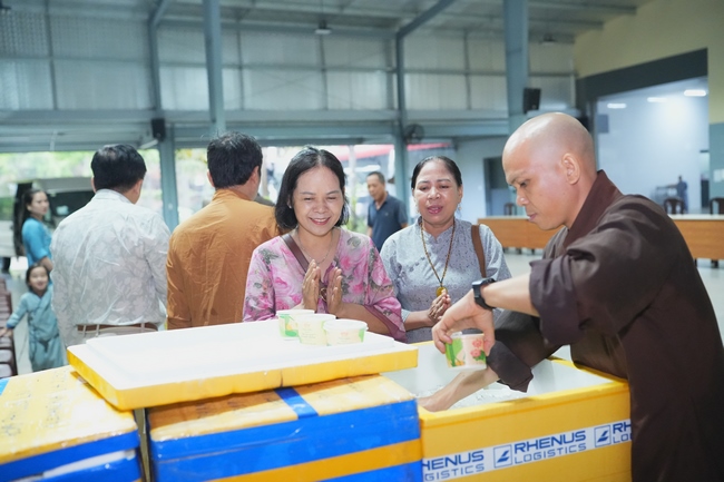 Gia đình Phật tử Liên Huệ, Liên Hương, Liên Thúy, Liên Vy phát tâm cúng dường 700 chai sữa chua và 700 hộp đậu hũ non Singapore đến Học viện Phật giáo Việt Nam tại TP. Hồ Chí Minh (cơ sở 2, xã Bình Lợi) và chùa Thanh Tâm.