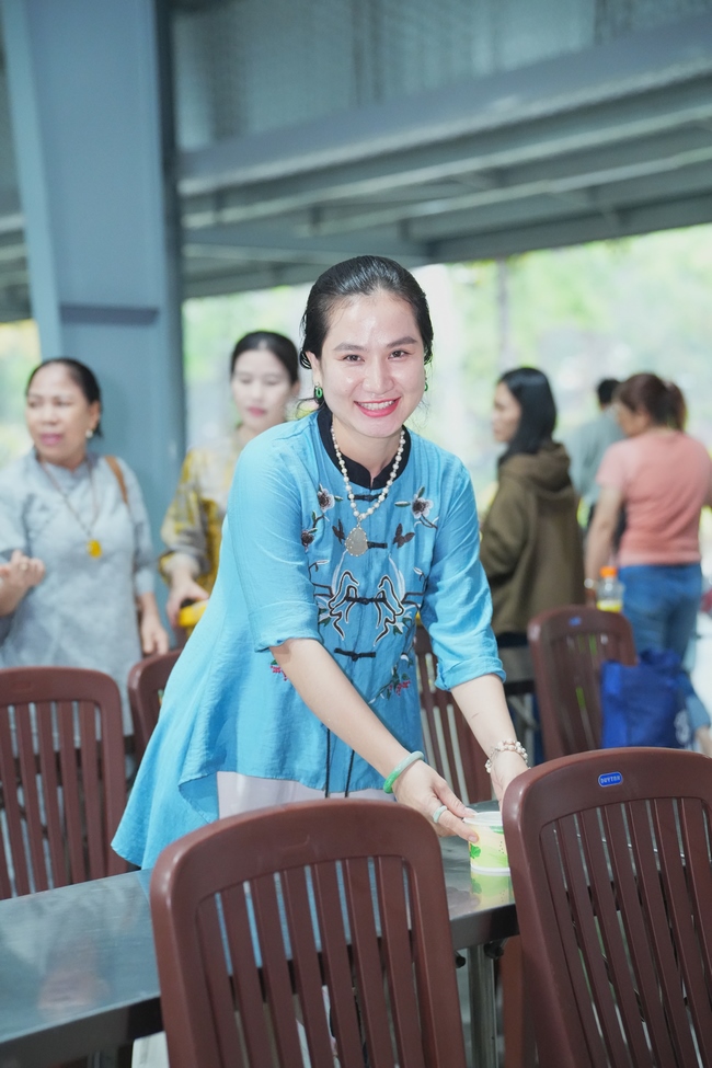 Gia đình Phật tử Liên Huệ, Liên Hương, Liên Thúy, Liên Vy phát tâm cúng dường 700 chai sữa chua và 700 hộp đậu hũ non Singapore đến Học viện Phật giáo Việt Nam tại TP. Hồ Chí Minh (cơ sở 2, xã Bình Lợi) và chùa Thanh Tâm.