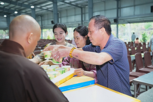Gia đình Phật tử Liên Huệ, Liên Hương, Liên Thúy, Liên Vy phát tâm cúng dường 700 chai sữa chua và 700 hộp đậu hũ non Singapore đến Học viện Phật giáo Việt Nam tại TP. Hồ Chí Minh (cơ sở 2, xã Bình Lợi) và chùa Thanh Tâm.