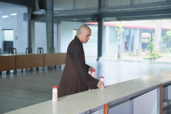 Gia đình Phật tử Liên Huệ, Liên Hương, Liên Thúy, Liên Vy phát tâm cúng dường 700 chai sữa chua và 700 hộp đậu hũ non Singapore đến Học viện Phật giáo Việt Nam tại TP. Hồ Chí Minh (cơ sở 2, xã Bình Lợi) và chùa Thanh Tâm.