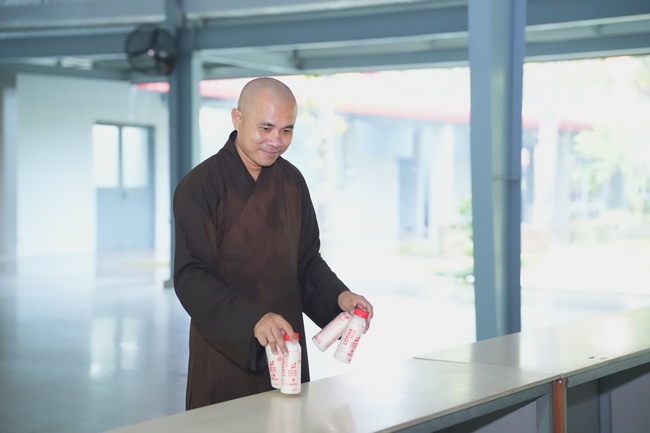 Gia đình Phật tử Liên Huệ, Liên Hương, Liên Thúy, Liên Vy phát tâm cúng dường 700 chai sữa chua và 700 hộp đậu hũ non Singapore đến Học viện Phật giáo Việt Nam tại TP. Hồ Chí Minh (cơ sở 2, xã Bình Lợi) và chùa Thanh Tâm.