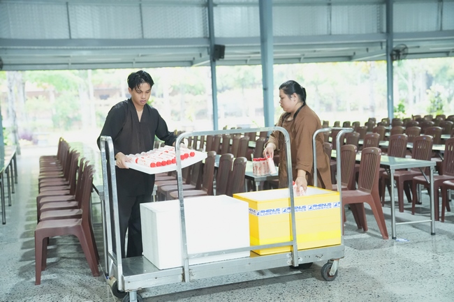 Gia đình Phật tử Liên Huệ, Liên Hương, Liên Thúy, Liên Vy phát tâm cúng dường 700 chai sữa chua và 700 hộp đậu hũ non Singapore đến Học viện Phật giáo Việt Nam tại TP. Hồ Chí Minh (cơ sở 2, xã Bình Lợi) và chùa Thanh Tâm.
