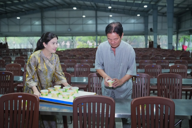 Gia đình Phật tử Liên Huệ, Liên Hương, Liên Thúy, Liên Vy phát tâm cúng dường 700 chai sữa chua và 700 hộp đậu hũ non Singapore đến Học viện Phật giáo Việt Nam tại TP. Hồ Chí Minh (cơ sở 2, xã Bình Lợi) và chùa Thanh Tâm.