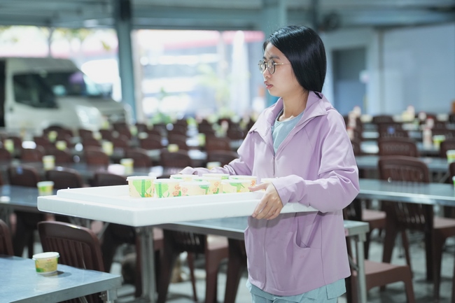 Gia đình Phật tử Liên Huệ, Liên Hương, Liên Thúy, Liên Vy phát tâm cúng dường 700 chai sữa chua và 700 hộp đậu hũ non Singapore đến Học viện Phật giáo Việt Nam tại TP. Hồ Chí Minh (cơ sở 2, xã Bình Lợi) và chùa Thanh Tâm.