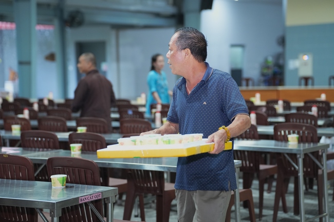 Gia đình Phật tử Liên Huệ, Liên Hương, Liên Thúy, Liên Vy phát tâm cúng dường 700 chai sữa chua và 700 hộp đậu hũ non Singapore đến Học viện Phật giáo Việt Nam tại TP. Hồ Chí Minh (cơ sở 2, xã Bình Lợi) và chùa Thanh Tâm.