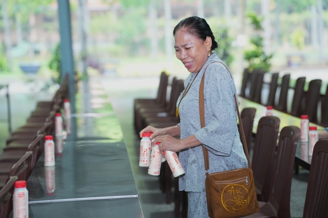 Gia đình Phật tử Liên Huệ, Liên Hương, Liên Thúy, Liên Vy phát tâm cúng dường 700 chai sữa chua và 700 hộp đậu hũ non Singapore đến Học viện Phật giáo Việt Nam tại TP. Hồ Chí Minh (cơ sở 2, xã Bình Lợi) và chùa Thanh Tâm.