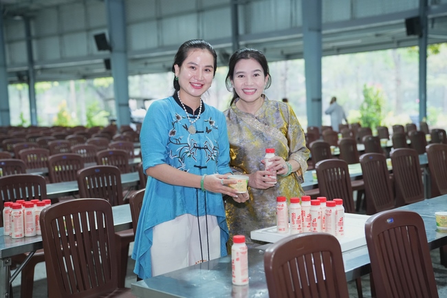 Gia đình Phật tử Liên Huệ, Liên Hương, Liên Thúy, Liên Vy phát tâm cúng dường 700 chai sữa chua và 700 hộp đậu hũ non Singapore đến Học viện Phật giáo Việt Nam tại TP. Hồ Chí Minh (cơ sở 2, xã Bình Lợi) và chùa Thanh Tâm.
